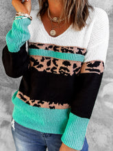 Rippenstrickpullover mit V-Ausschnitt und Leoparden-Farbblock
